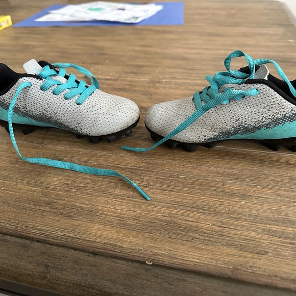 Boys soccer shoes size 9 - Picture 5 of 6